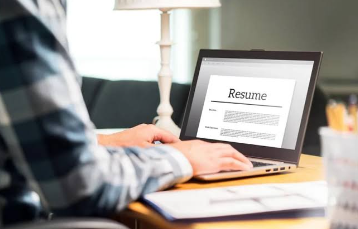 Best Resume Builders of 2026: Tools for Customizable Resumes Without Design Skills